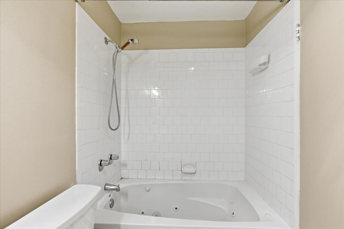 Building Photo - 230 E Ontario St