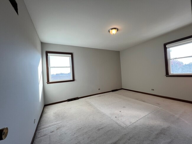 Building Photo - 5635 W Montrose Ave