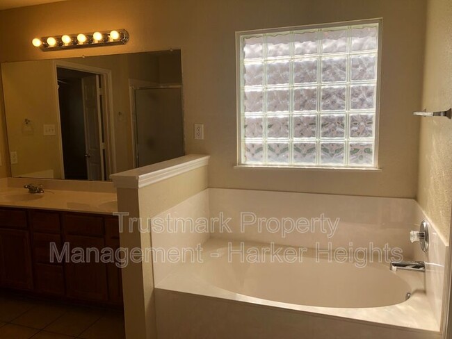 Building Photo - 4705 Golden Gate Dr