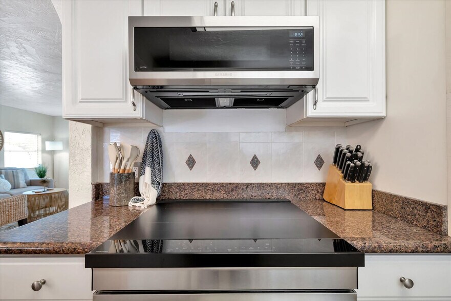 Building Photo - 483 E Shore Dr