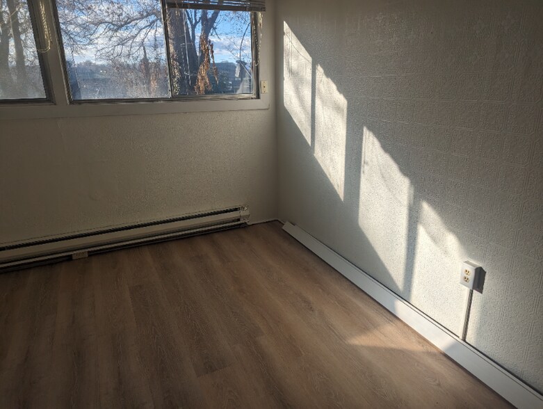 Building Photo - 131 W 19th Ave