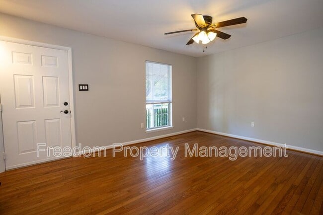 Building Photo - 5685 Roundtree Dr