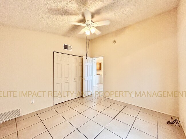 Building Photo - 425 E Thoroughbred St