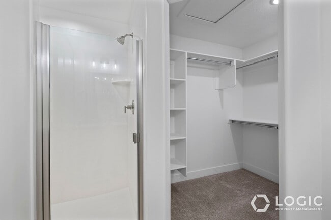 Building Photo - Beautiful Townhome in Wonderful Location!