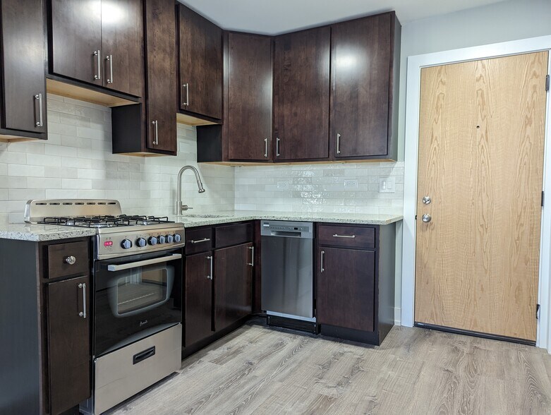 Primary Photo - 456 W Barry Ave