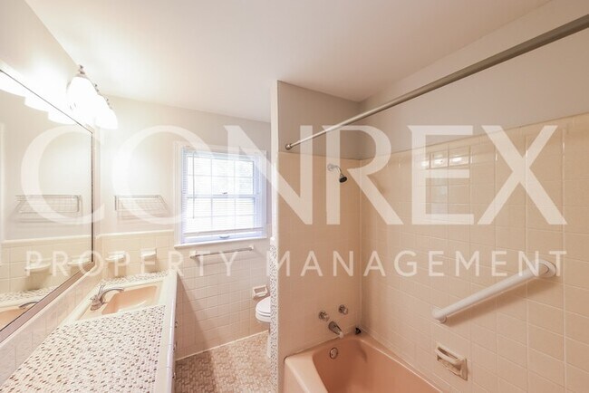 Building Photo - Great Back Porch!