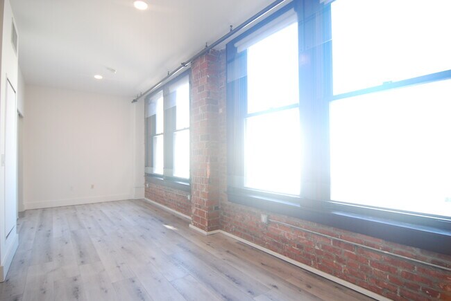 Building Photo - 460 S Spring St