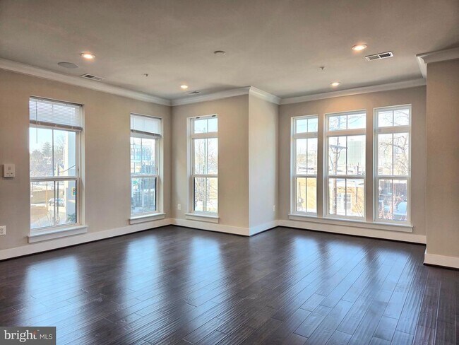 Building Photo - 820 Fern Pl NW