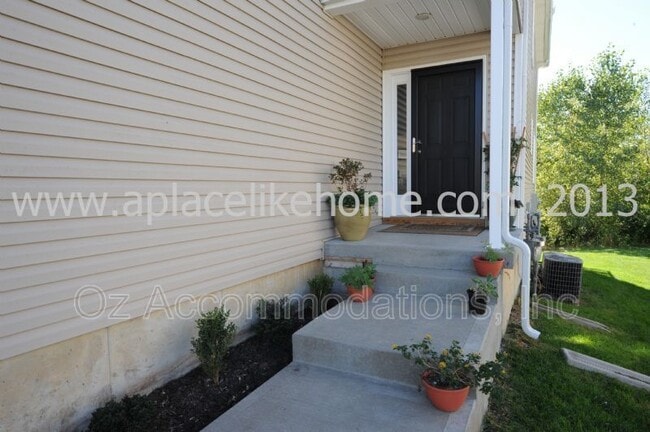 Building Photo - 2216 SW Rambling Vine Rd