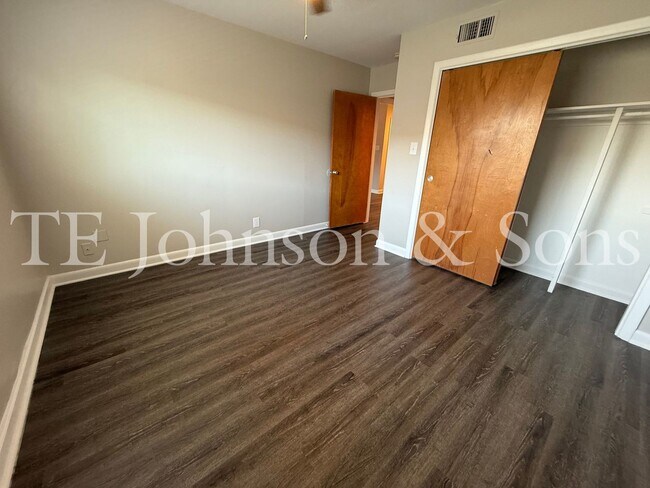Building Photo - 1 Bedroom Minutes from The School of the A...