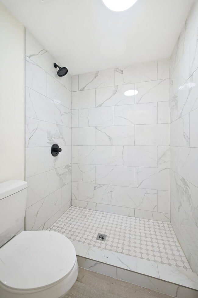 Building Photo - Large studio unit in a quiet Claremont Neighborhood