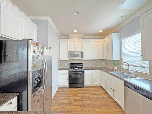 Building Photo - 6222 Skyline Dr