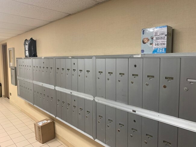 Building Photo - 13000 W Heiden Cir