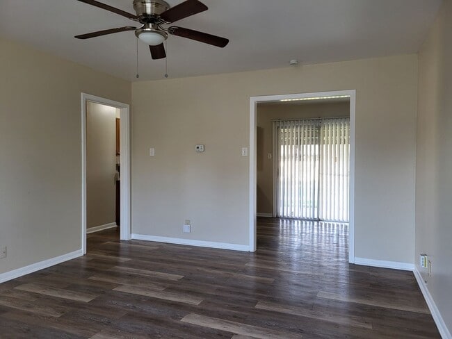 Building Photo - 3/2 Home ready for move-in