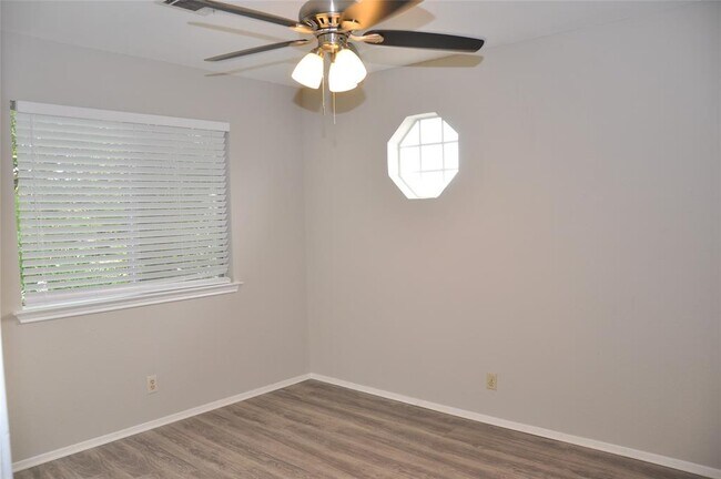 Building Photo - 800 Daffodil Dr