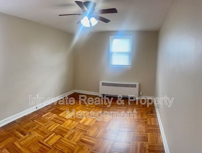 Building Photo - 910 E Sharpnack St