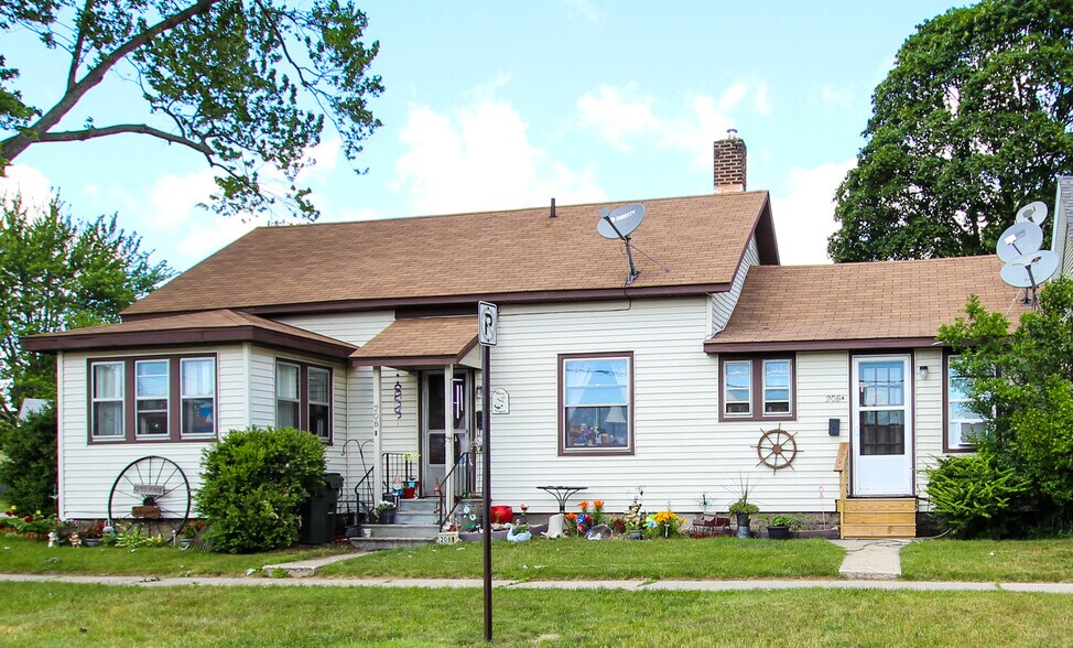 Primary Photo - 208 Houston Ave