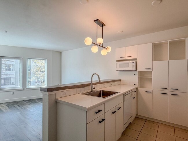 Building Photo - Great Location! 1bd/1bth Belltown Condo, $1,900/mo.
