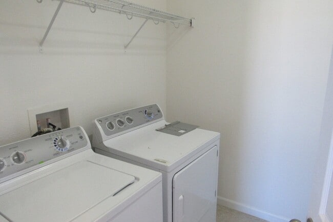 Building Photo - Gorgeous 4 Bed/2.5 Bath in Perfect Pittsburg Location