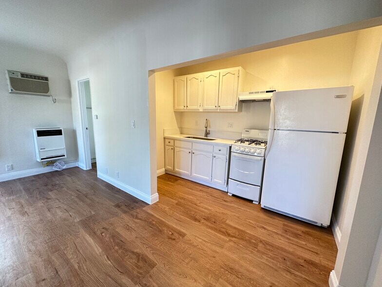 Building Photo - 265 S Manhattan Pl