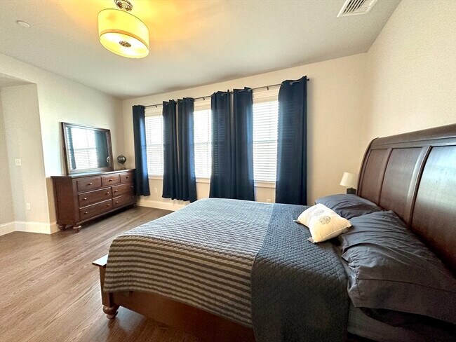 Building Photo - 371 Main St