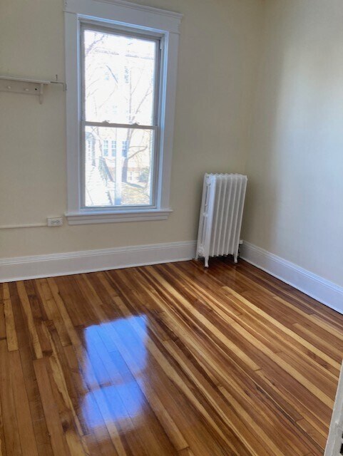 bed - 890 Lancaster St