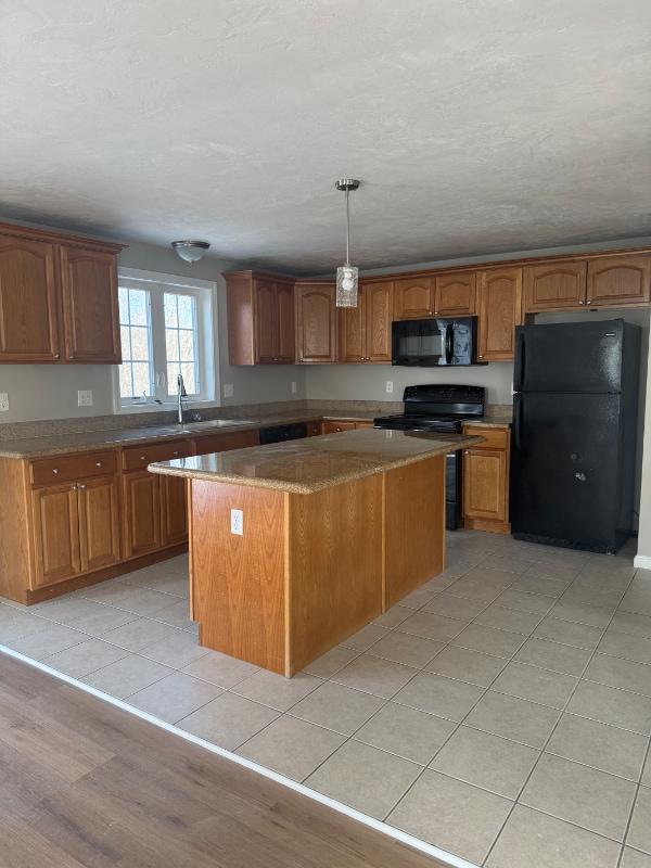 Building Photo - 15 Honeysuckle Rd