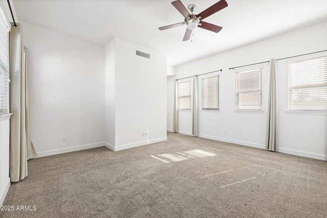 Building Photo - 505 W 6th St