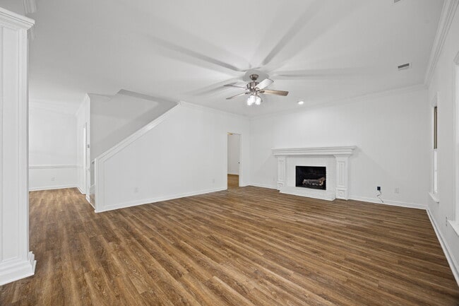 Building Photo - Prime Charlotte Location!