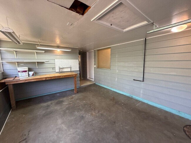 Building Photo - 1670 Yew St SE