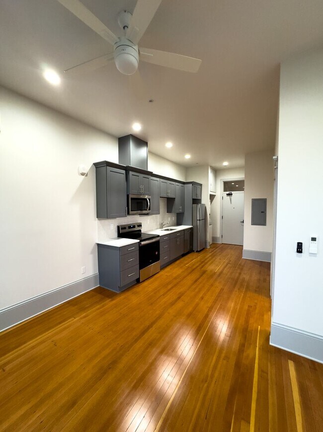 Building Photo - WINTER SPECIAL - NEWLY RENOVATED DOWNTOWN SALEM ONE BEDROOM