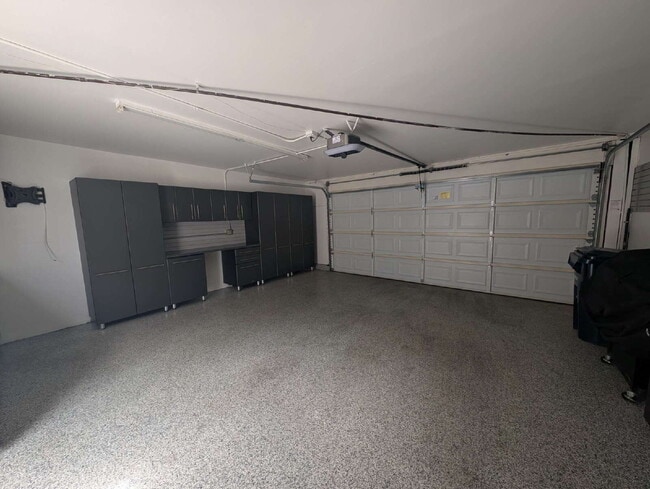 Building Photo - MOVE-IN READY - SPACIOUS 2-BEDROOM TOWNHOM...