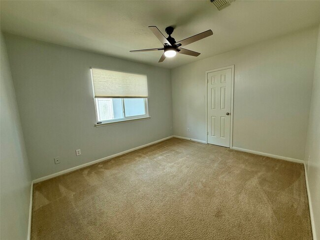 Building Photo - 6931 Echo Pines Dr