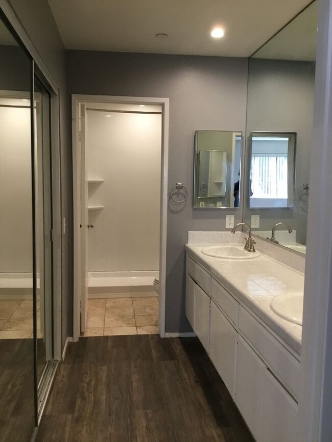 Building Photo - 2BR 2BA Condo-AC, Washer/Dryer in Unit, Pe...