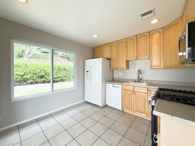 Building Photo - Charming 3-Bed Camarillo Home with Spacious Fenced Yard!