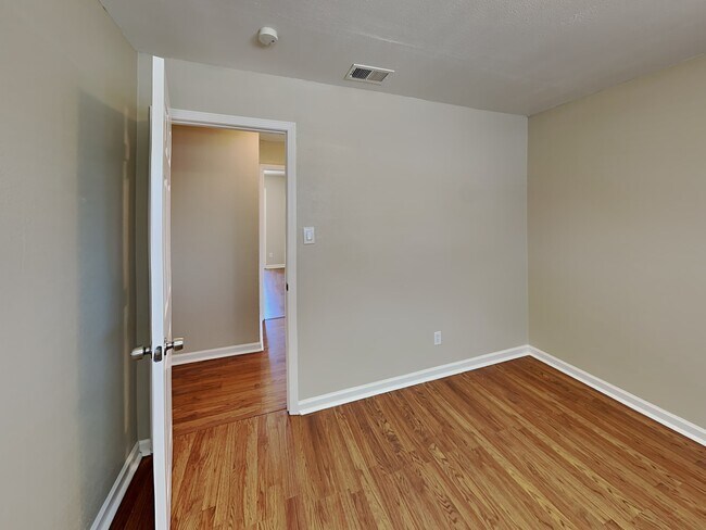 Building Photo - 4525 Brookfield Dr