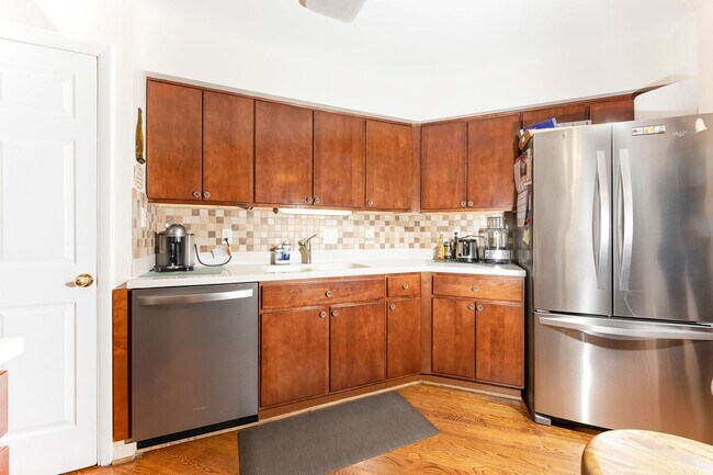 Building Photo - Stunning 4 Bedroom 3 and a Half Bath Bethe...