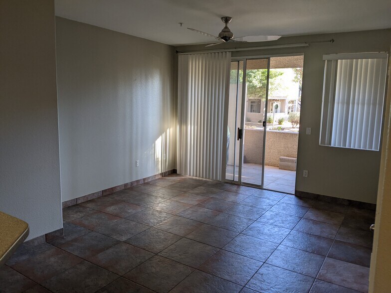 Large family room with sliding patio door - 3830 E Lakewood Pky E