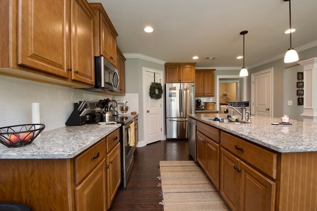 Building Photo - Immaculate 3BR/2BA Home in The Estates – P...