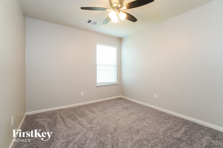 Building Photo - 1001 Walnut Ln