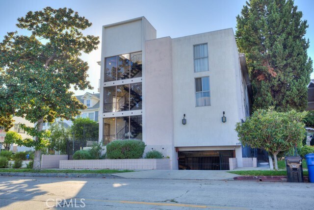 Building Photo - 695 S Norton Ave