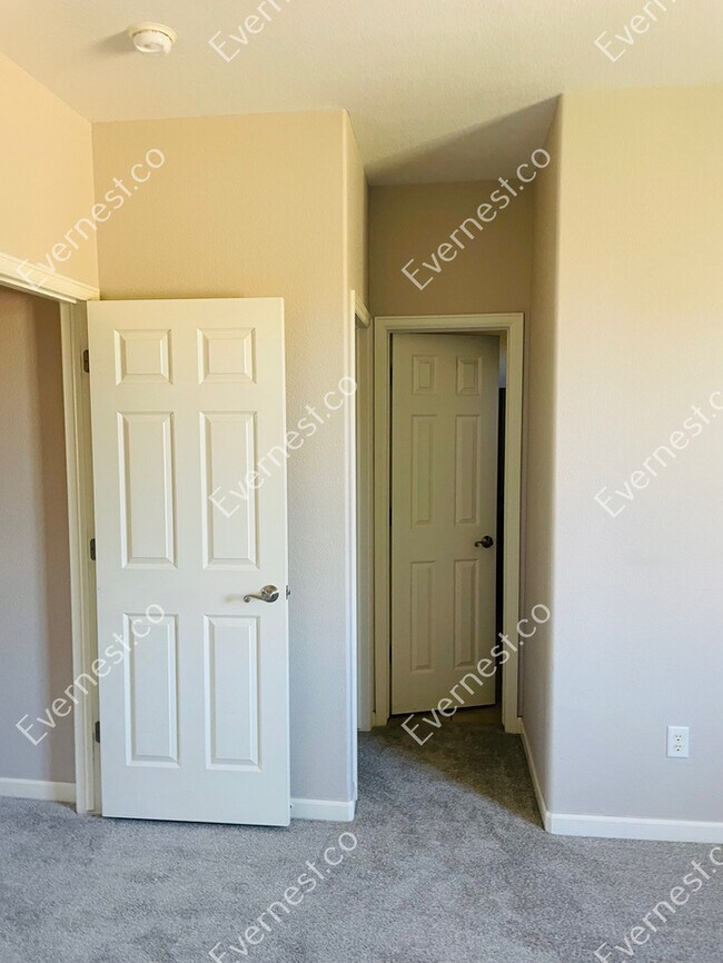 Building Photo - 3-Bed/2.5-Bath/