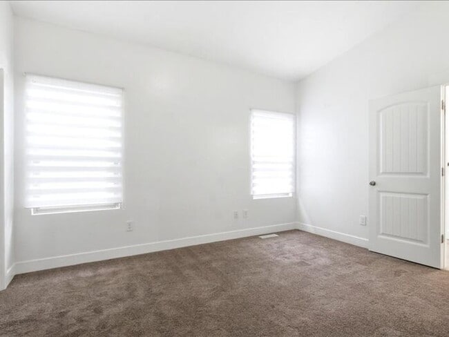 Building Photo - S Jordan-Beautiful 5 bed 3 bath family home