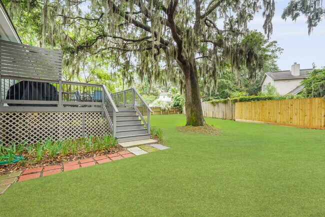 Building Photo - 529 Pointe S Dr