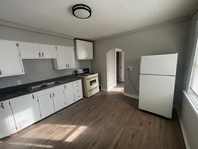 Building Photo - 109 S Maple St