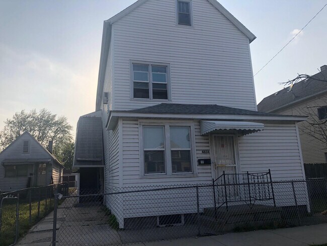 Building Photo - 4836 Northcote Ave