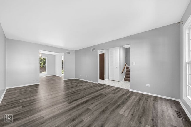 Building Photo - Cambridge Subdivision in Libertyville! Available June 23!