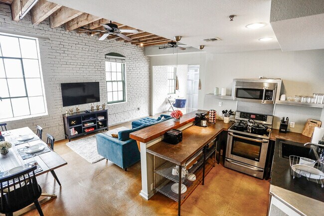 Building Photo - 1041 Constance St