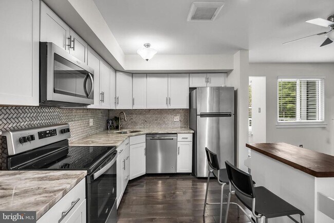 Building Photo - 702 Abbey Ct