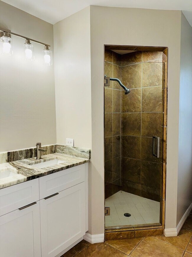 Building Photo - Experience this Cape Coral 3 bedroom 2 bath corner duplex with 1 car garage and screened in lanai.